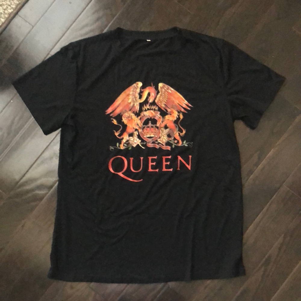 Que Black Tee with Red and Orange Graphic